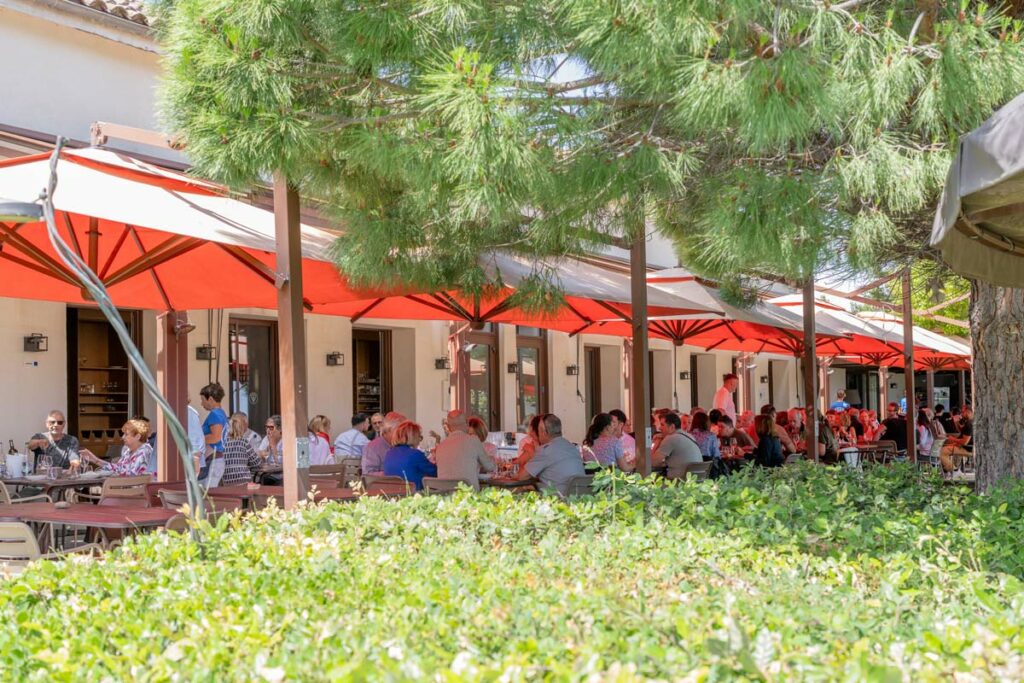 Les échanges continuent après la conférence autour d'un bon repas à la Table de Valmy